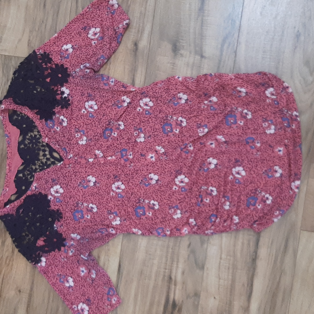 Floral and lace maternity top